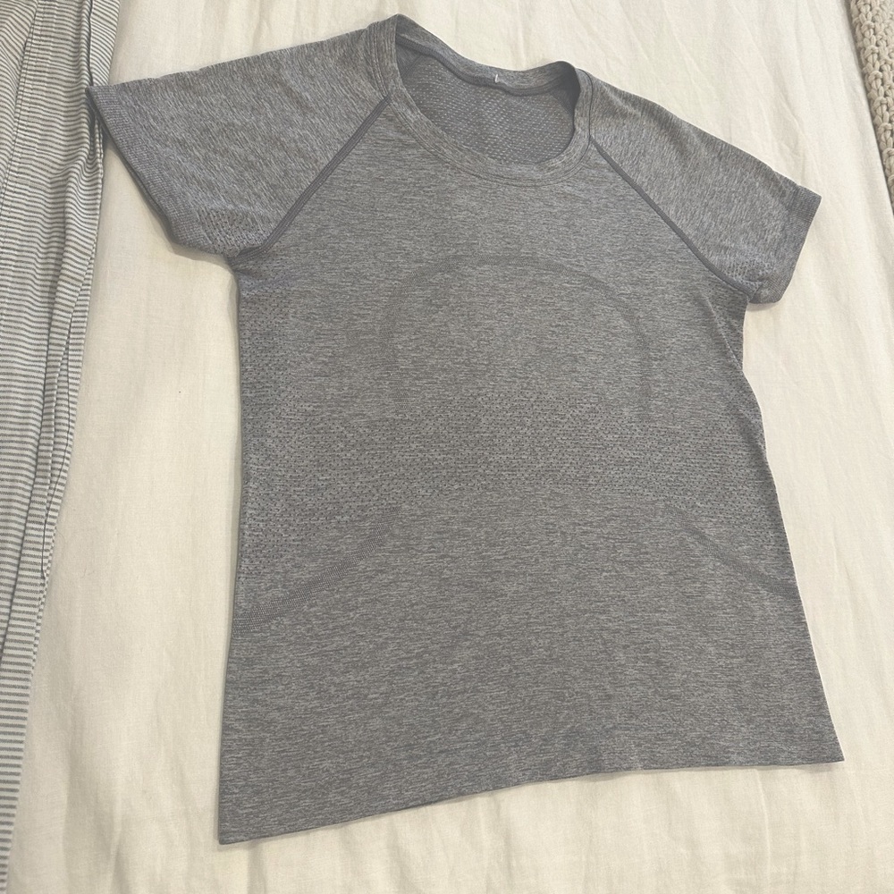 LULULEMON Swiftly Tech Short-Sleeve Shirt 2.0
Race Length Slate/White
